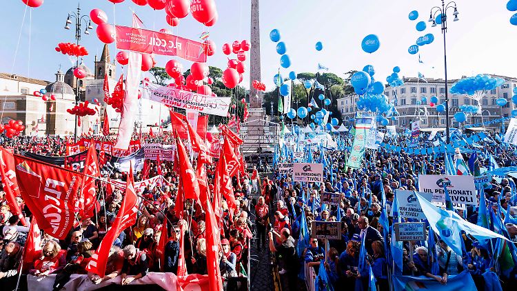 Die einst kommunistisch orientierte CGIL ist rot, die UIL traditionell blau. Beide demonstrierten heute, farblich getrennt, in Rom.
