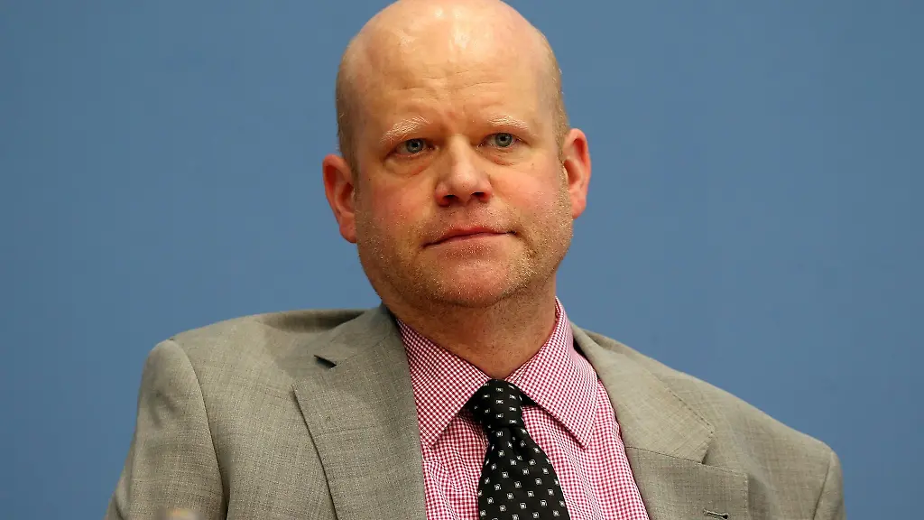 Der-Jurist-Ulrich-Vosgerau-beantwortet-auf-einer-Pressekonferenz-Fragen-von-Journalisten