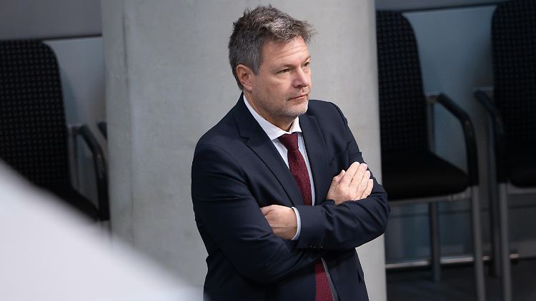 Der Umbau der Industrie würde in anderen Ländern massiv staatlich unterstützt. Deutschland fehlt nun viel Geld, beklagt Wirtschaftsminister Habeck.