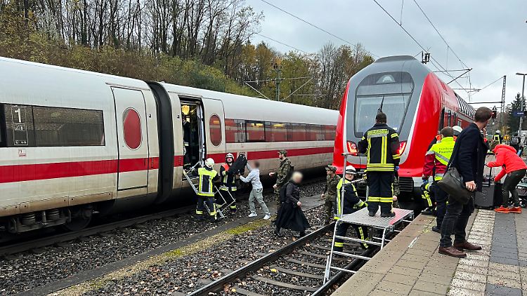 Die Fahrgäste werden mit Leitern evakuiert. 
