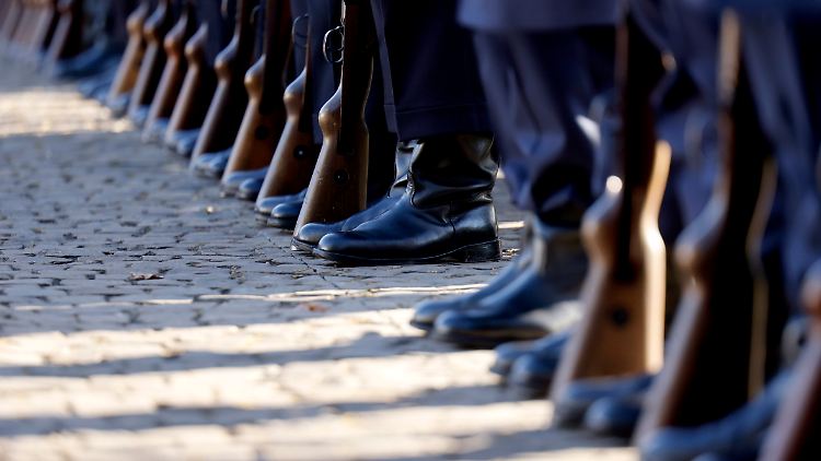 Bei Teilnahme an oder Unterstützung von extremistischen Bestrebungen müssen Soldaten und Staatsdiener künftig schneller gehen.
