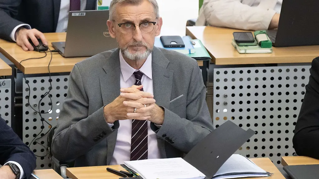 Sachsens-Innenminister-Armin-Schuster-nimmt-an-einer-Sitzung-im-Landtag-teil