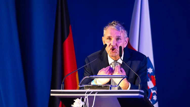 Björn Höcke in Rednerpose auf dem Landesparteitag in Pfiffelbach.