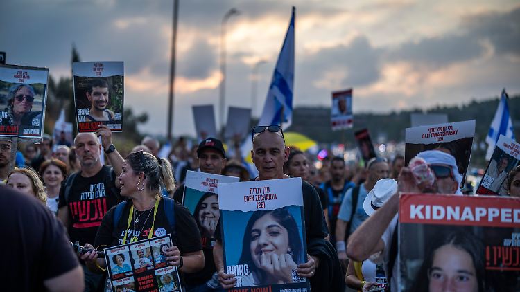 Zu dem Protestmarsch hatte das Forum der Familien von Geiseln und Verschwundenen aufgerufen.
