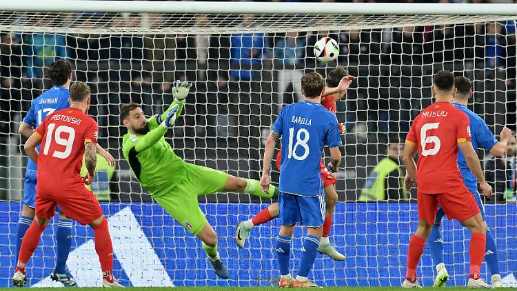 Hier erzielt Nordmazedoniens Atanasov den ersten seiner beiden Ehrentreffer gegen Italien.