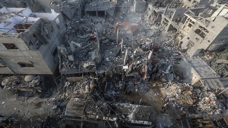 Nach einem israelischen Luftangriff Ende Oktober in Chan Junis suchen Menschen in den Trümmern nach Überlebenden.