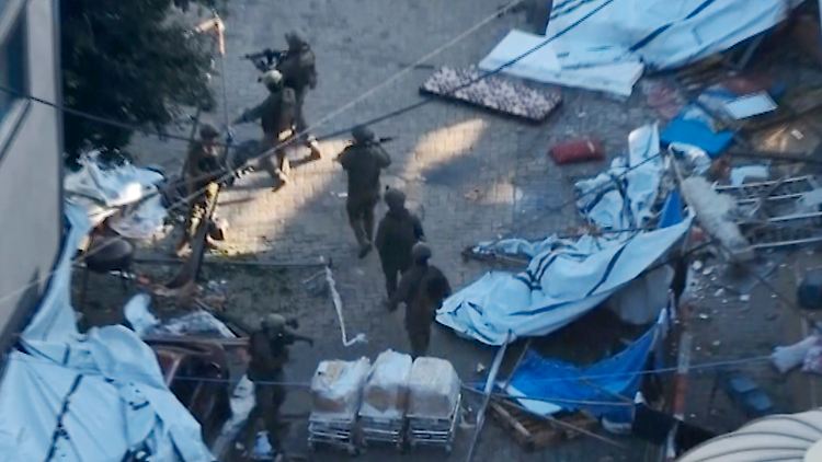 Israelische Soldaten im Kampfeinsatz in der Nähe des Al Shifa-Krankenhauses im Stadtteil Rimal in Gaza-Stadt.