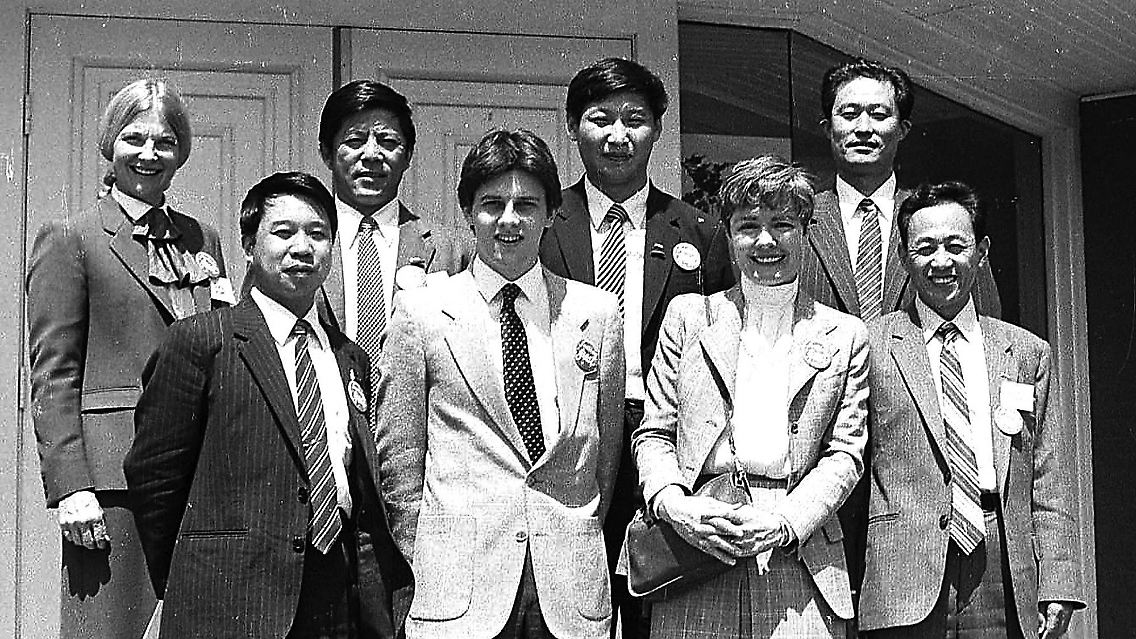 Xi Jinping besuchte 1985 die Kleinstadt Muscatine in Iowa - er ist der Dritte von links in der hinteren Reihe. Xi war damals Parteisekretär des Kreises Zhengding in Nordchina.