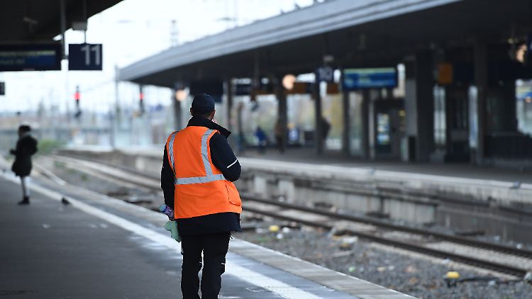 Auch weitere Warnstreiks schließt die Gewerkschaft nicht aus.