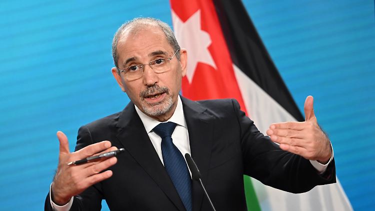 Der jordanische Außenminister Aiman al-Safadi wirft Israel Kriegsverbrechen vor.  