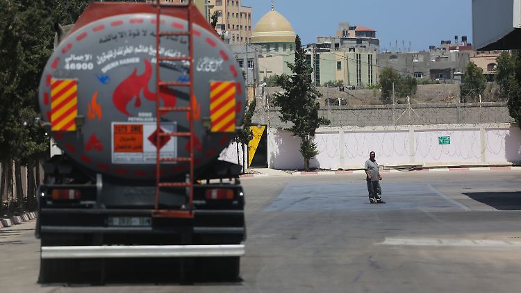 Eine Diesel-Lieferung aus dem Jahr 2021: Unter anderem das einzige Kraftwerke des Gazastreifen ist auf externe Kraftstofflieferungen angewiesen, um Strom erzeugen zu können.