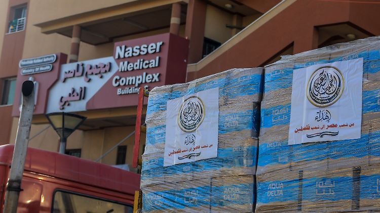 Eine Lieferung Trinkwasser erreicht vor wenigen Tagen das Nasser-Krankenhaus im Süden des Gazastreifens.