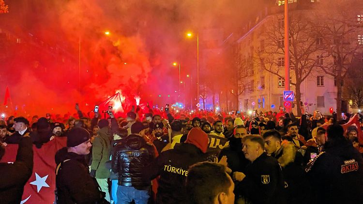 Der Marsch der türkischen Fans zum Olympiastadion: Laut, bunt und unpolitisch.