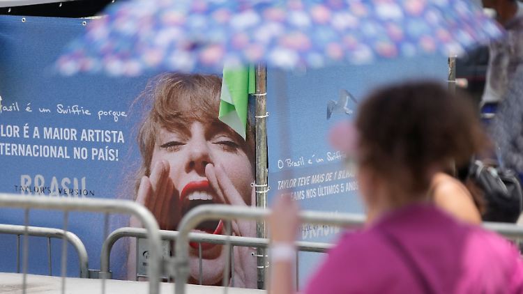 Fans von Taylor Swift warten in Rio bei brütender Hitze auf den Einlass. 