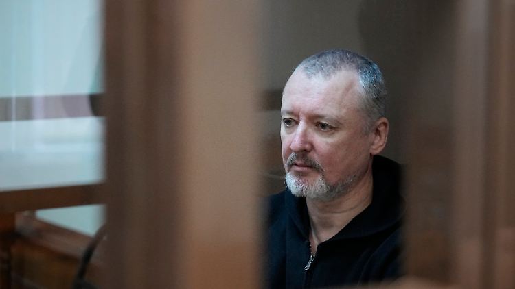 Igor Girkin im Glaskäfig eines Gerichts in Moskau. Er sitzt seit Monaten in Untersuchungshaft.