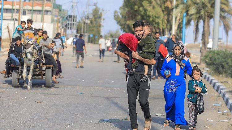 Menschen fliehen wegen der israelischen Angriffe aus Gaza Stadt.