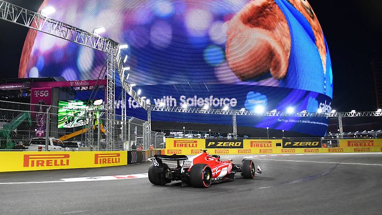 Der Wagen von Carlos Sainz wurde durch den Gullydeckel beschädigt.
