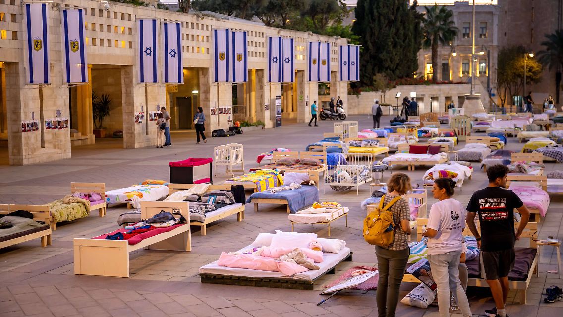 Ende Oktober erinnerte ein Mahnmal in Jerusalem daran, dass die Geiseln größtenteils aus ihren Betten heraus von den Terroristen gekidnappt worden waren.
