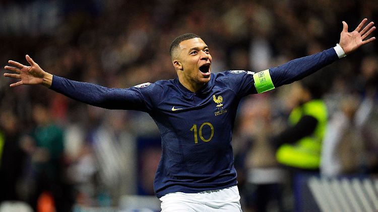 Frankreichs Superstar Kylian Mbappé jubelt über ein Tor.