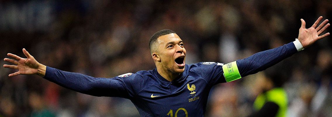 Frankreichs Superstar Kylian Mbappé jubelt über ein Tor.