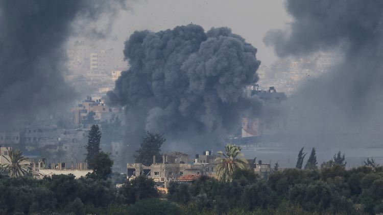 Rauch steigt nach israelischen Luftangriffen in Gaza auf. Die USA versuchen eine Feuerpause zu vermitteln.