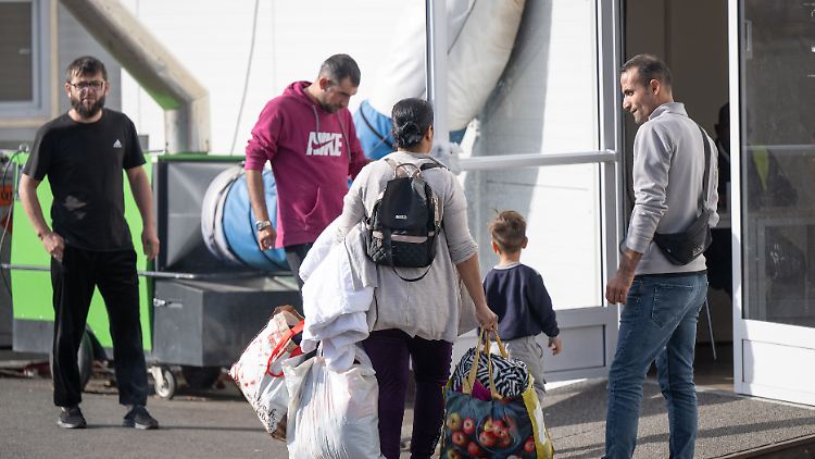 Menschen vor einer Asylunterkunft in Gießen. Laut der IOM-Chefin sind irreguläre Migranten mit Arbeitsgenehmigung kein Magnet für andere.