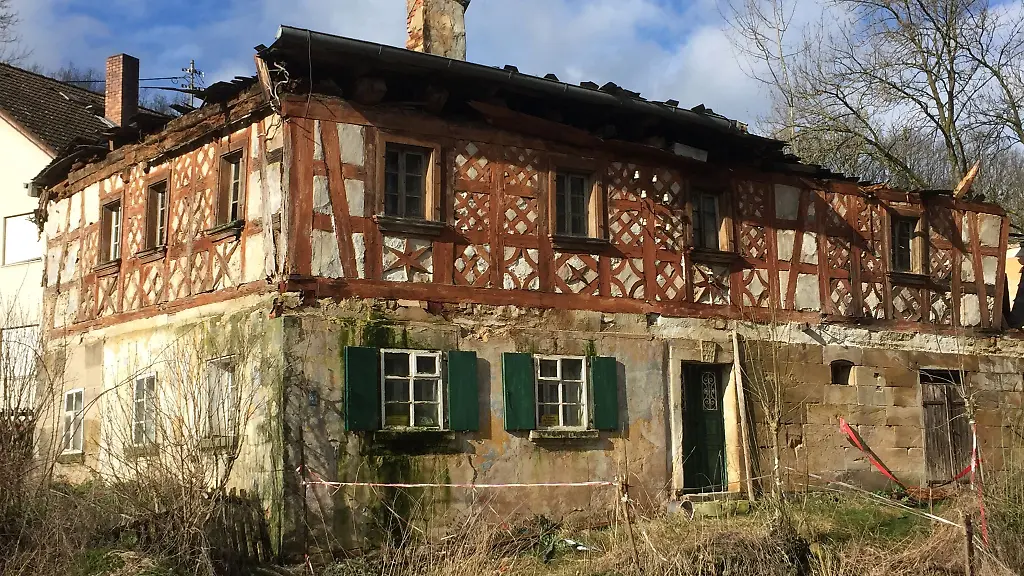 Ein-im-Jahr-1802-erbautes-Fachwerkhaus-im-Bayreuther-Stadtteil-Roedensdorf-in-Oberfranken