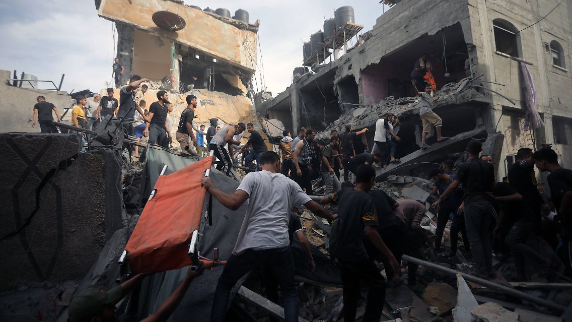 Bewohner des Gazastreifens suchen nach einem Luftangriff im Schutt nach Opfern.