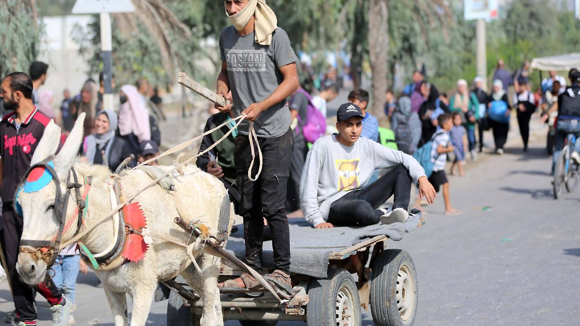 Das israelische Militär rief die Menschen im Norden zuletzt täglich zur Evakuierung in den Süden entlang einer bestimmten Route auf.