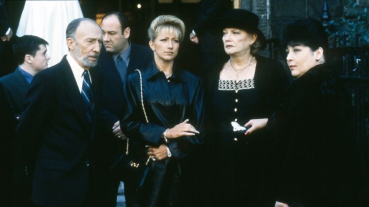 Shepherd (zweite von rechts) in der TV-Serie "Die Sopranos". Darin verkörperte sie die Rolle der Mary DeAngelis. 