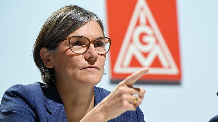 Mit Christiane Benner steht in der 130-jährigen Geschichte der IG Metall erstmals eine Frau an der Spitze. Sie wurde mit überwältigender Mehrheit ins Amt gewählt.