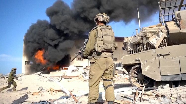 Eine israelische Armeebrigade beim Vormarsch im Gazastreifen. 