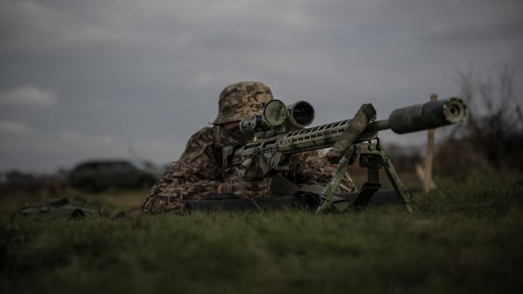 Ein ukrainischer Scharfschütze beim Training. 