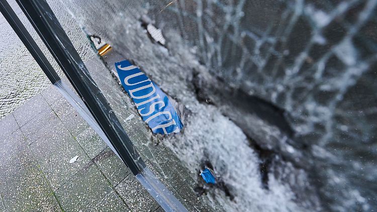 Die Polizei ermittelt nach dem antisemitischen Brandanschlag.