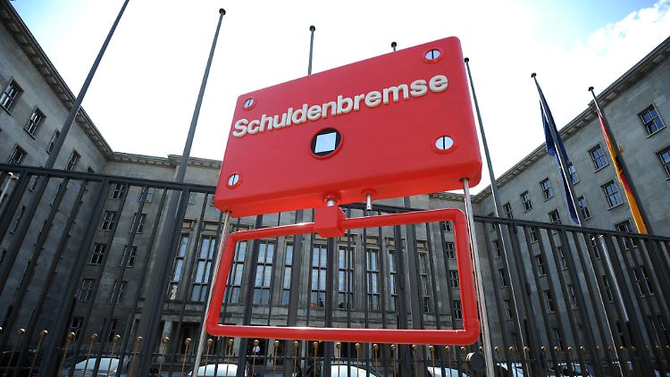 Die Schuldenbremse wurde 2009 in Deutschland eingeführt, um die deutsche Staatsverschuldung zu bregenzen.