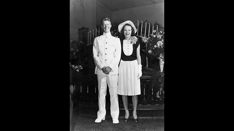 Jimmy und Rosalynn Carter posieren 1946 für ein Hochzeitsfoto.