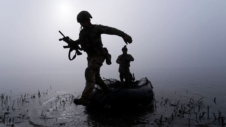 Ukrainische Soldaten setzen über den Dnipro.