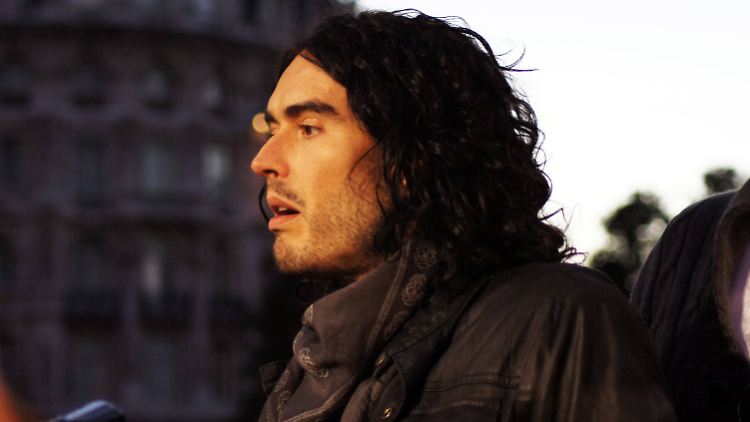 Gegen Russell Brand laufen Ermittlungen, der Schauspieler musste sich nun auch persönlich dazu erklären.