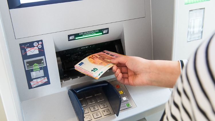 Manche erwarten ihn sehnlichst: den Tag, an dem das Gehalt aufs Konto kommt.