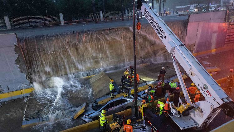 Das Fundament der Betonmauer nahe eines Tunnels hatte nachgegeben und Autos unter sich begraben.