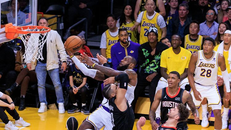 LeBron James fliegt an Dillon Brooks vorbei.