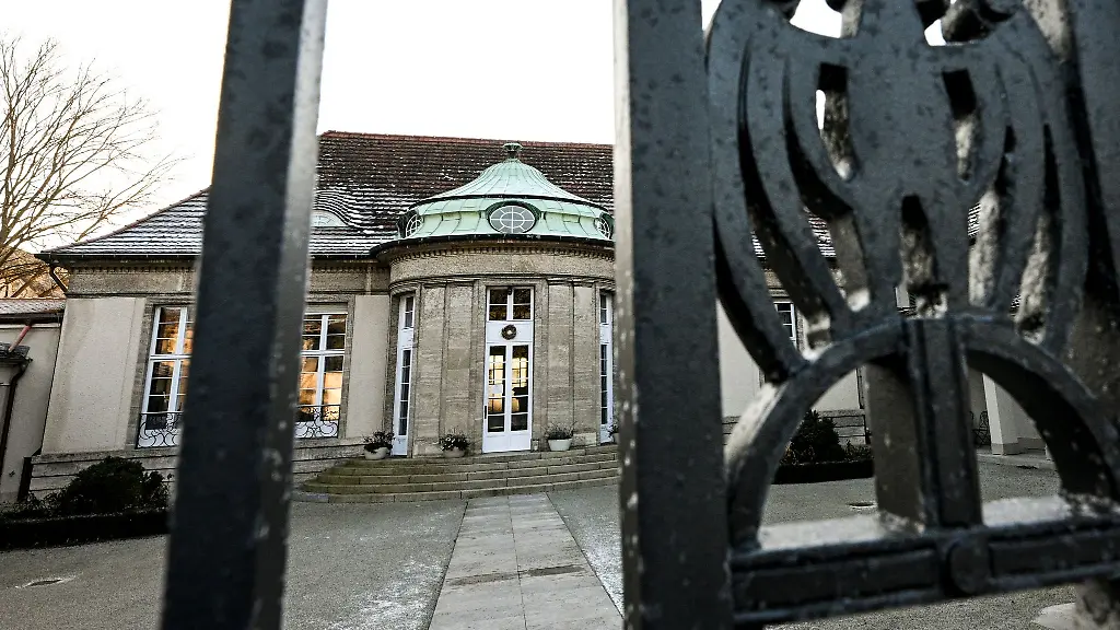 Blick-auf-ein-Gaestehaus-in-Potsdam-in-dem-AfD-Politiker-nach-einem-Bericht-des-Medienhauses-Correctiv-im-November-an-einem-Treffen-teilnahmen-Auch-der-bekannteste-Vertreter-der-rechtsextremen-Identitaeren-Bewegung-Martin-Sellner-war-dabei