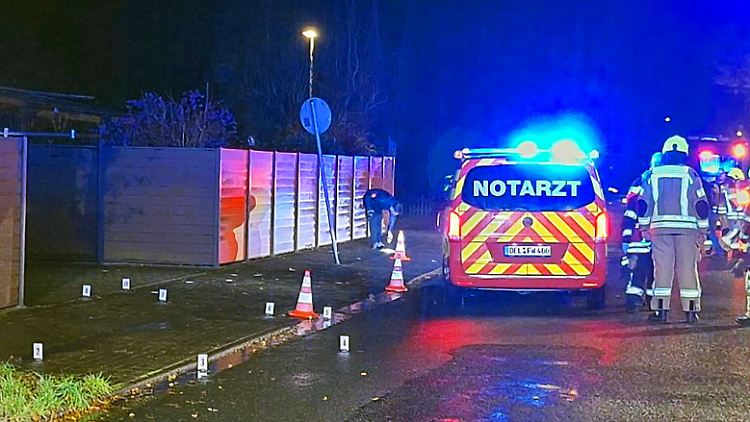 Die Polizei fahndet nach einem dunklen SUV, mit dem ein tödlicher Unfall verursacht wurde. 