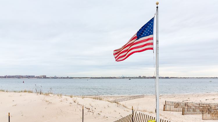 Die Leiche wurde am Breezy Point Beach in Queens entdeckt.