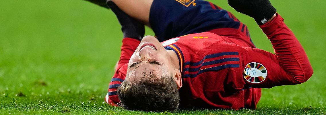 Spaniens Gavi hat sich am Knie verletzt.