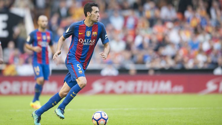 Weiß genau wo der Ball gleich hingeht: Sergio Busquets.