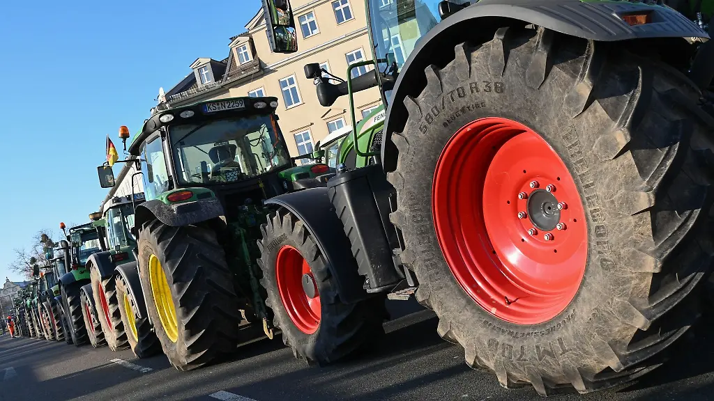 Mit-einem-Traktor-Konvoi-demonstrieren-Bauern