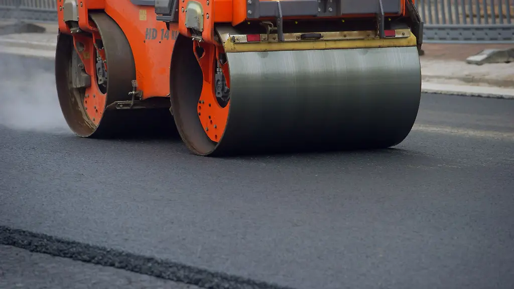 Eine-neue-Asphaltdecke-wird-auf-einer-Baustelle-aufgebracht