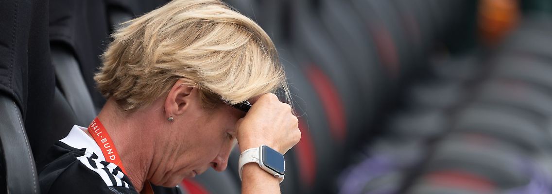 Ex-Bundestrainerin Martina Voss-Tecklenburg hat erstmals über ihre psychischen Probleme nach dem WM-Aus der deutschen Fußballerinnen gesprochen.