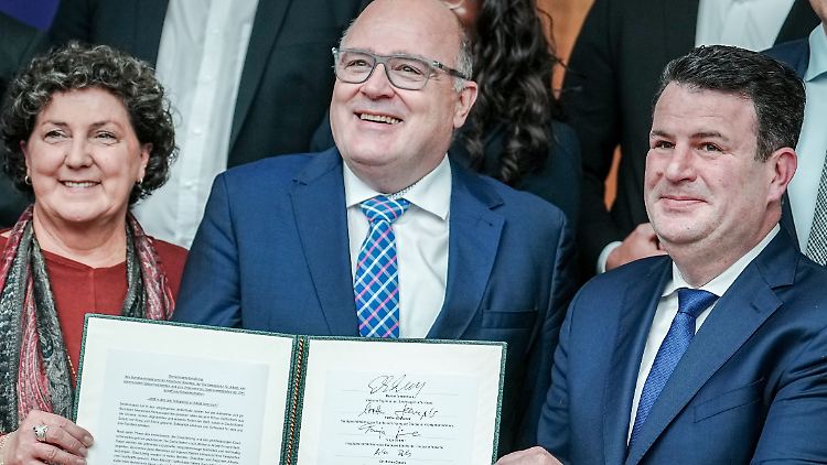 Gewerkschaften, Arbeitgeber und Politik wollen die Vermittlung Hunderttausender Geflüchteter einträchtig vorantreiben.